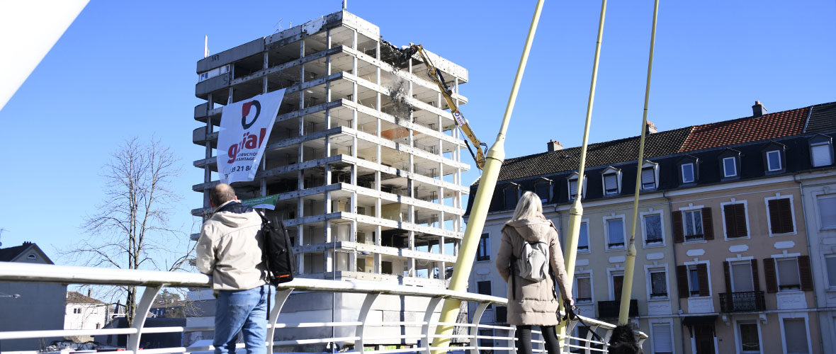 La démolition de la tour Adoma a commencé | M+ Mulhouse