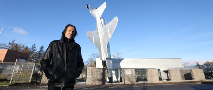 L’artiste Dan Gerbo plante son avion de chasse à Dornach