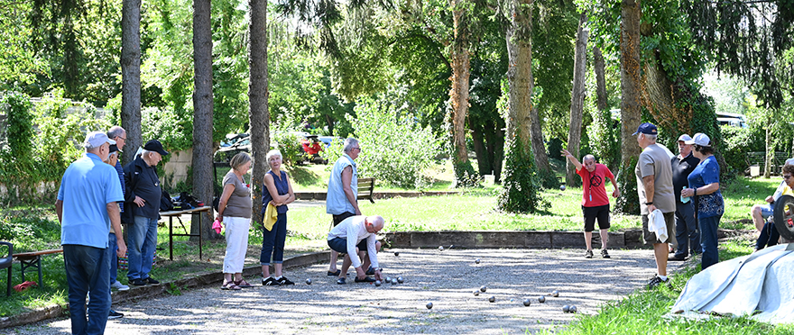 At UBM, we play lion ball or pétanque, in an ideal setting.