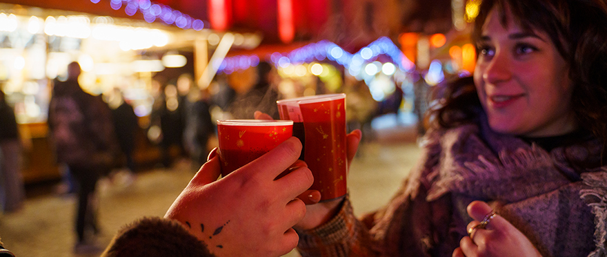 Comme "Les Bronzés", profitez du Marché de Noël pour "prendre un verre de vin chaud !"