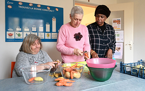 Tous les lieux d’accueil de Caritas proposent aux personnes de se réunir pour faire des choses ensemble, comme des ateliers de cuisine.