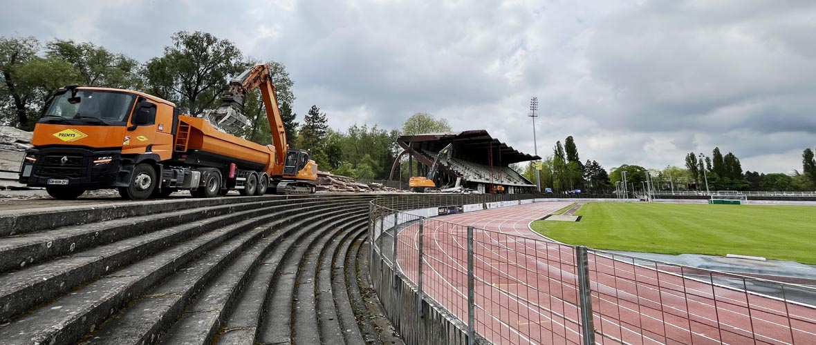 Stade de l’Ill : 50% de la tribune Johansen déjà démolie | M+ Mulhouse